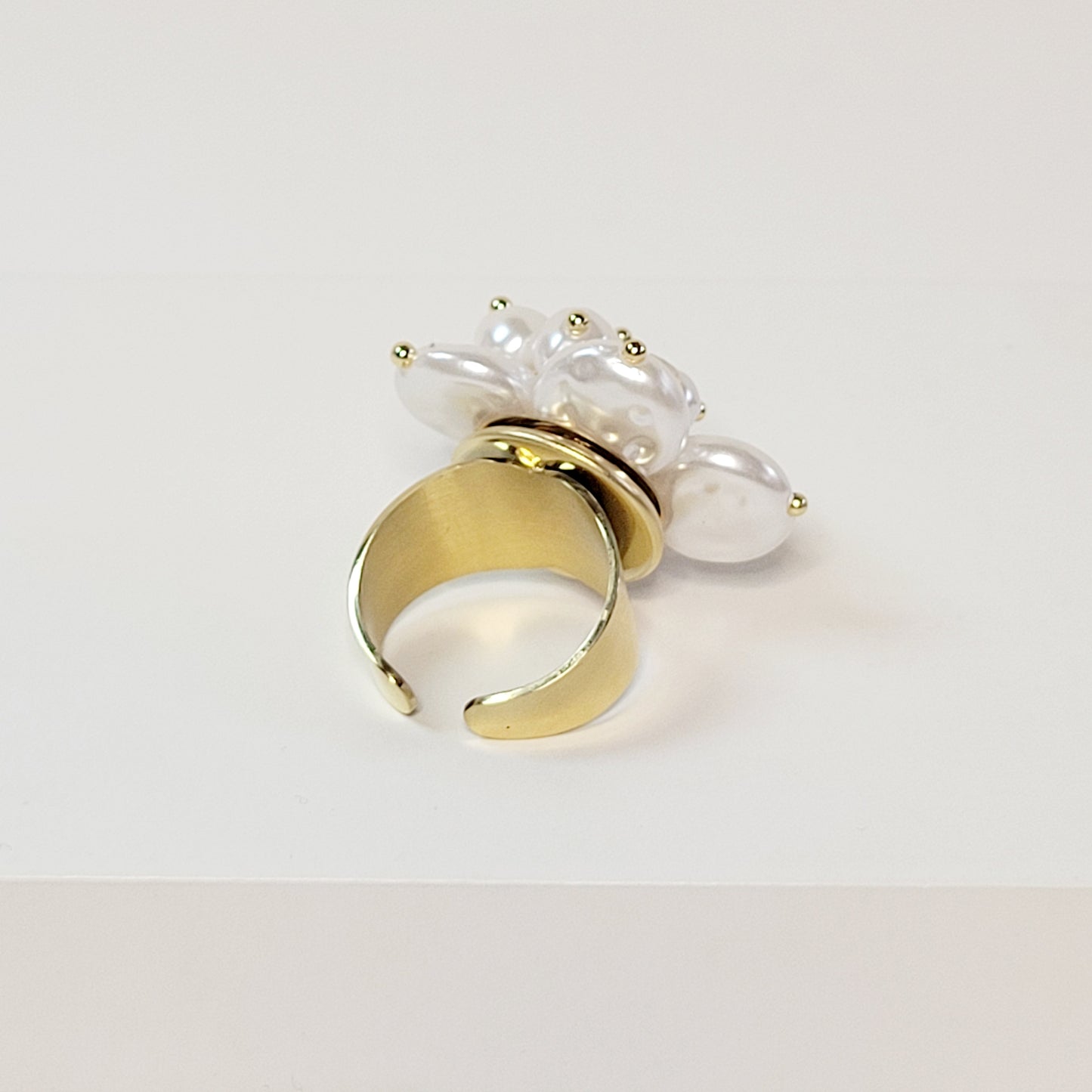Flower Crystal and Faux Pearls Ring. Gold plated stainless steel.
