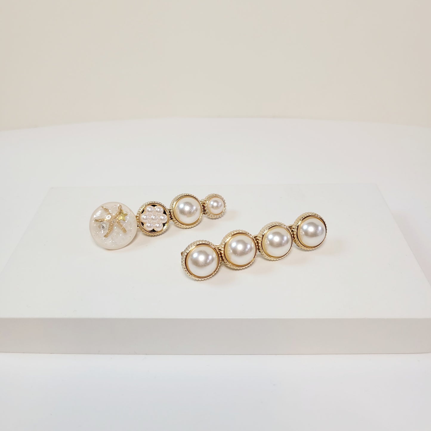 Starfish Faux Pearl Hair clips. Gold-toned.