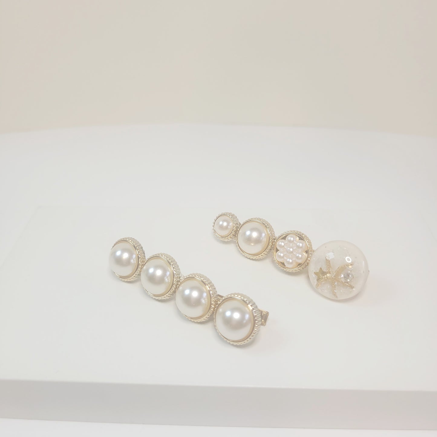 Starfish Faux Pearl Hair clips. Gold-toned.
