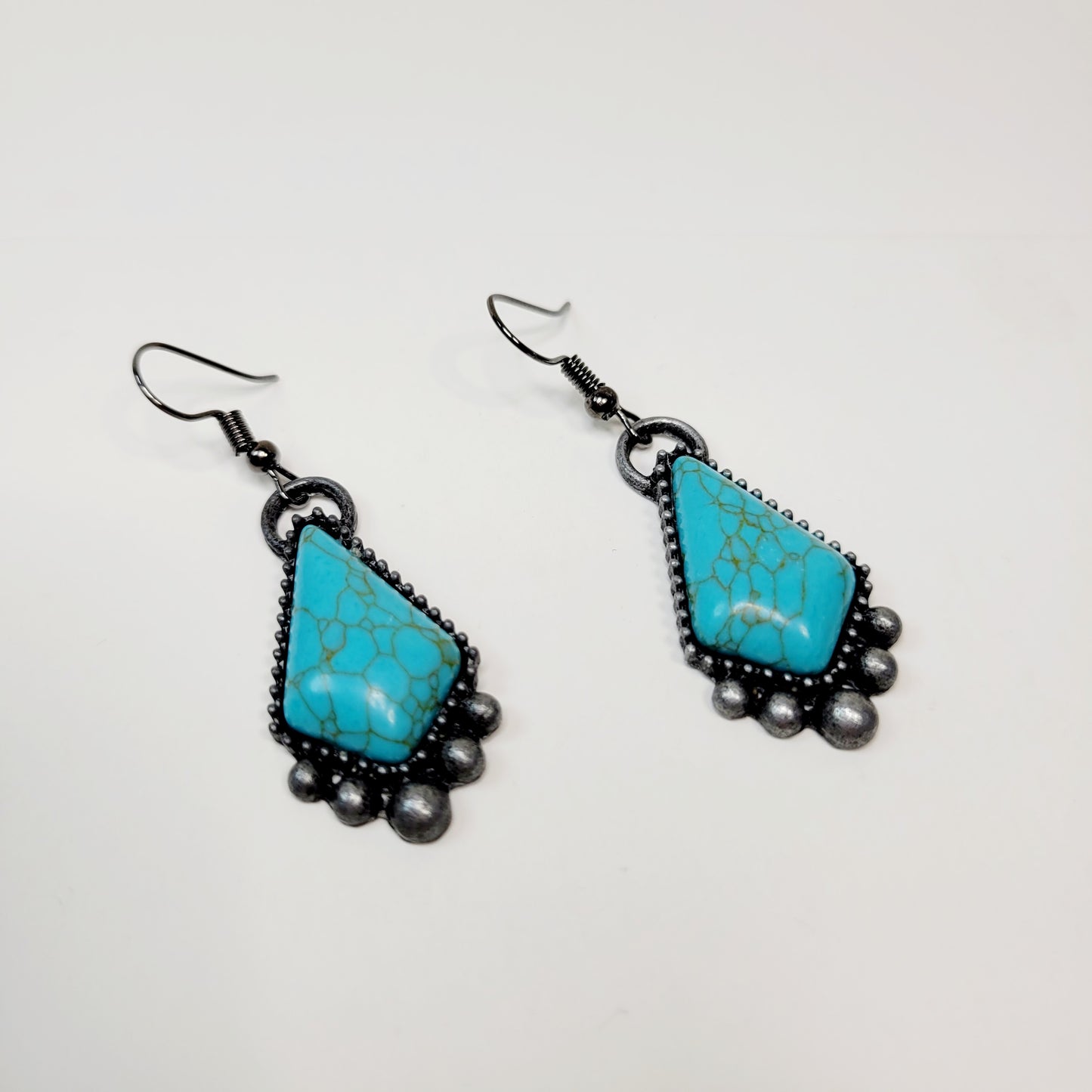 Turquoise Drop Earrings. Age look.