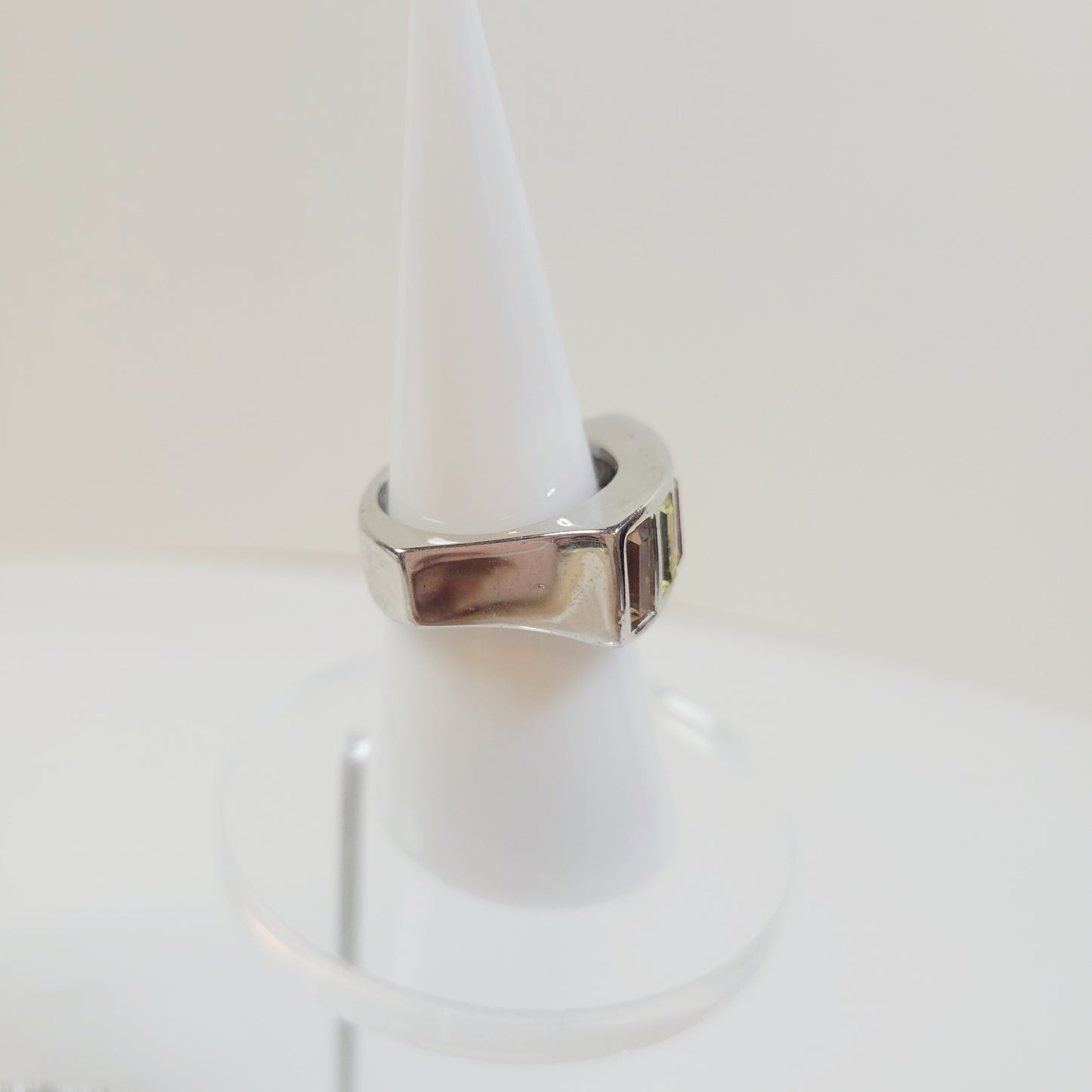 Yellow & Brown Rhinestone Ring. Silver-toned setting. Pre-Owned.