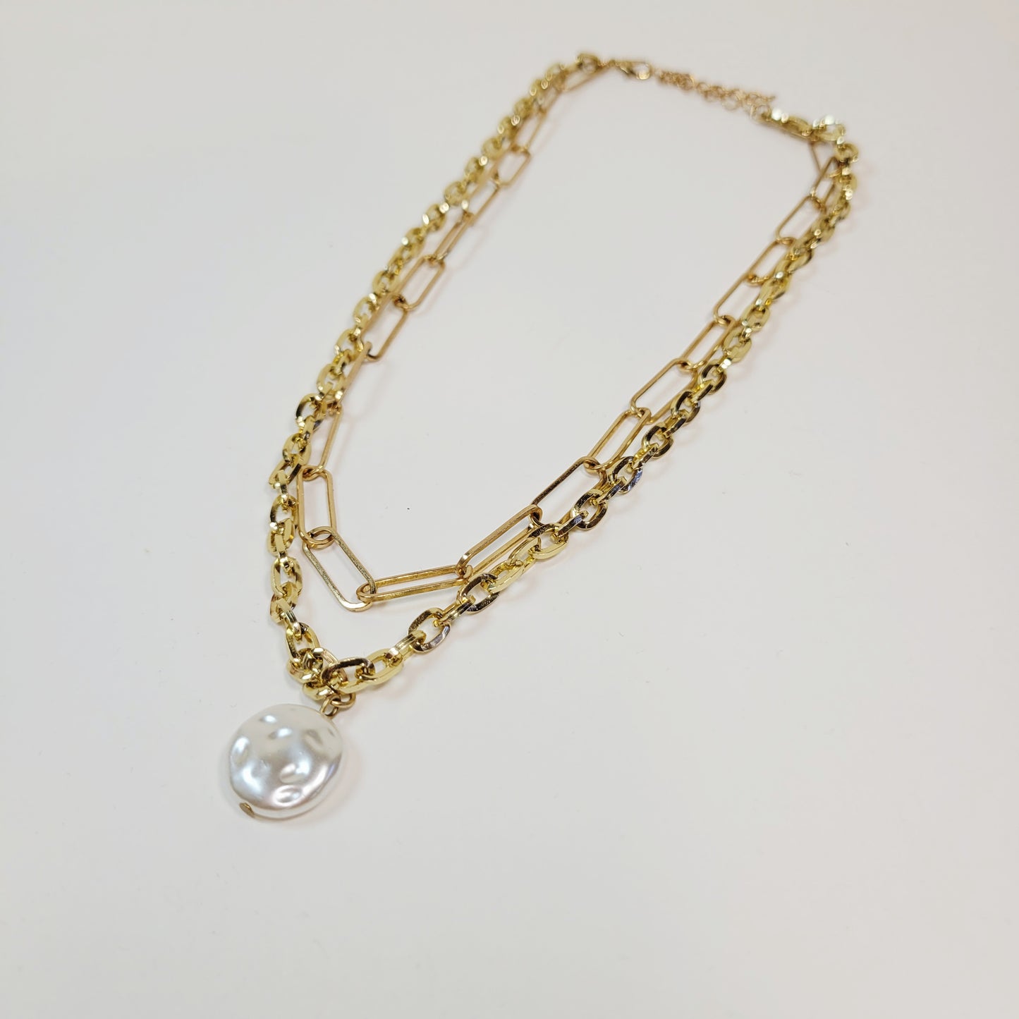 Geometric Layered Faux Pearl Necklace. Gold toned.