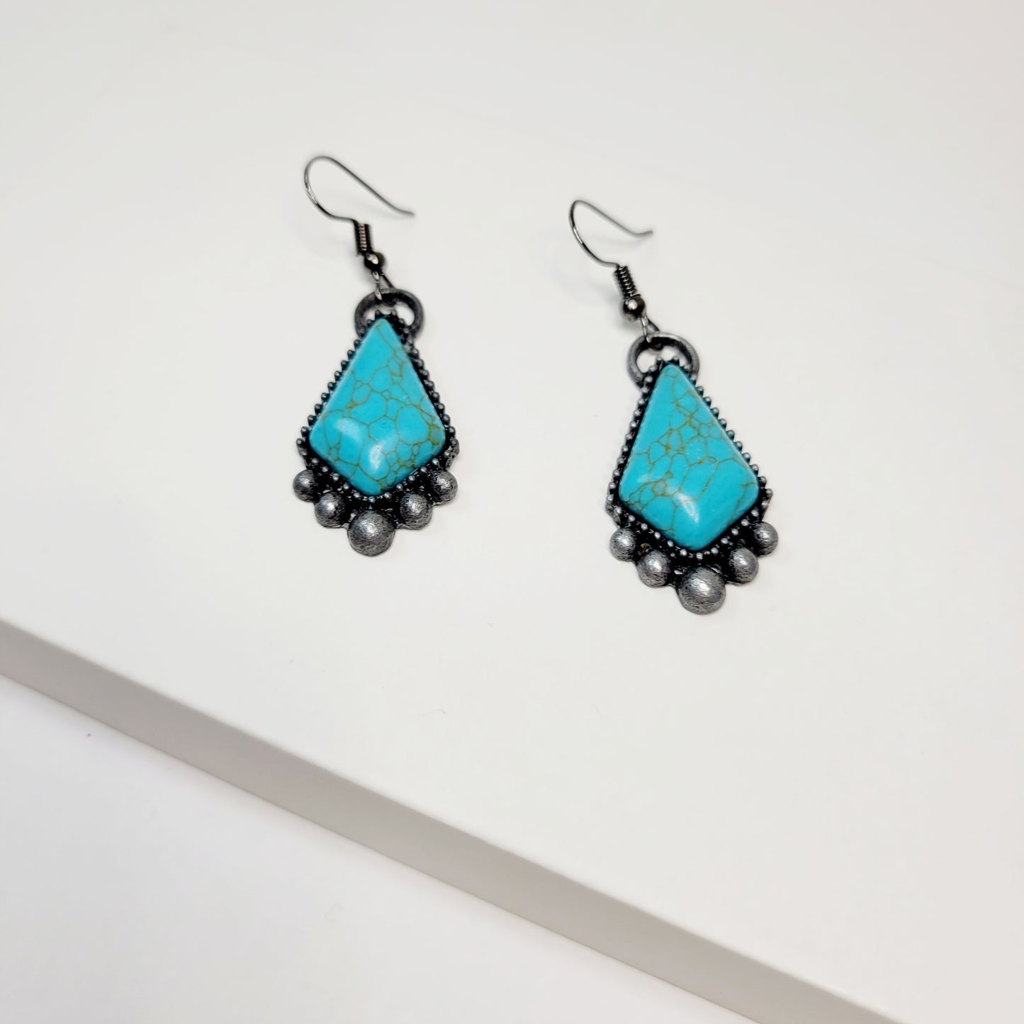 Turquoise Drop Earrings. Age look.