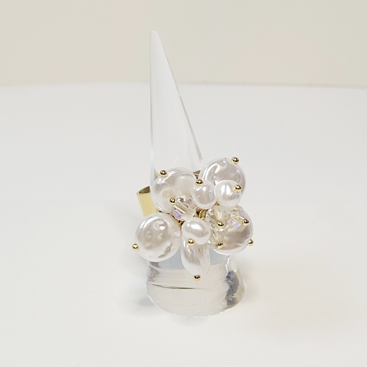 Flower Crystal and Faux Pearls Ring. Gold plated stainless steel.