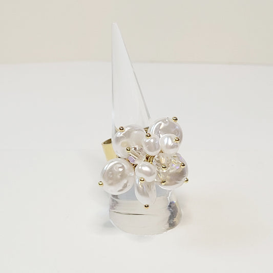 Flower Crystal and Faux Pearls Ring. Gold plated stainless steel.
