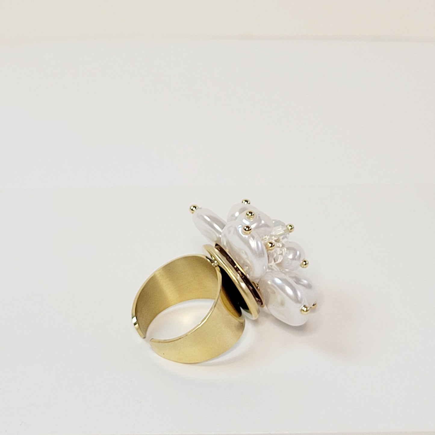 Flower Crystal and Faux Pearls Ring. Gold plated stainless steel.
