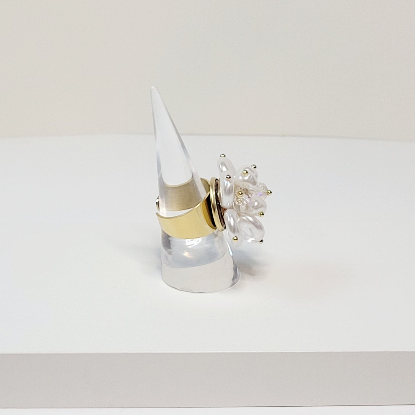 Flower Crystal and Faux Pearls Ring. Gold plated stainless steel.