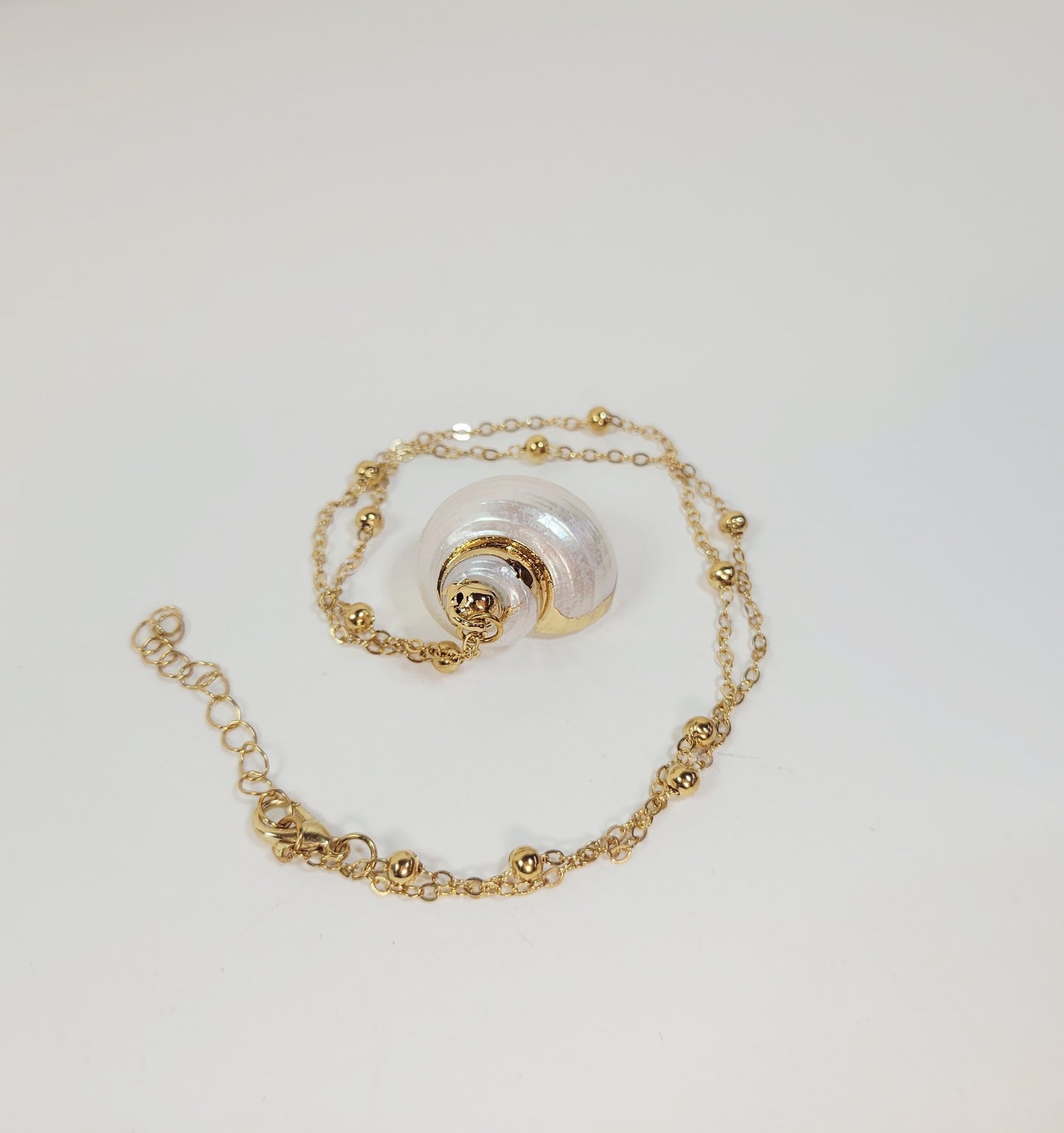 Shell Pendant Necklace. Gold-toned.