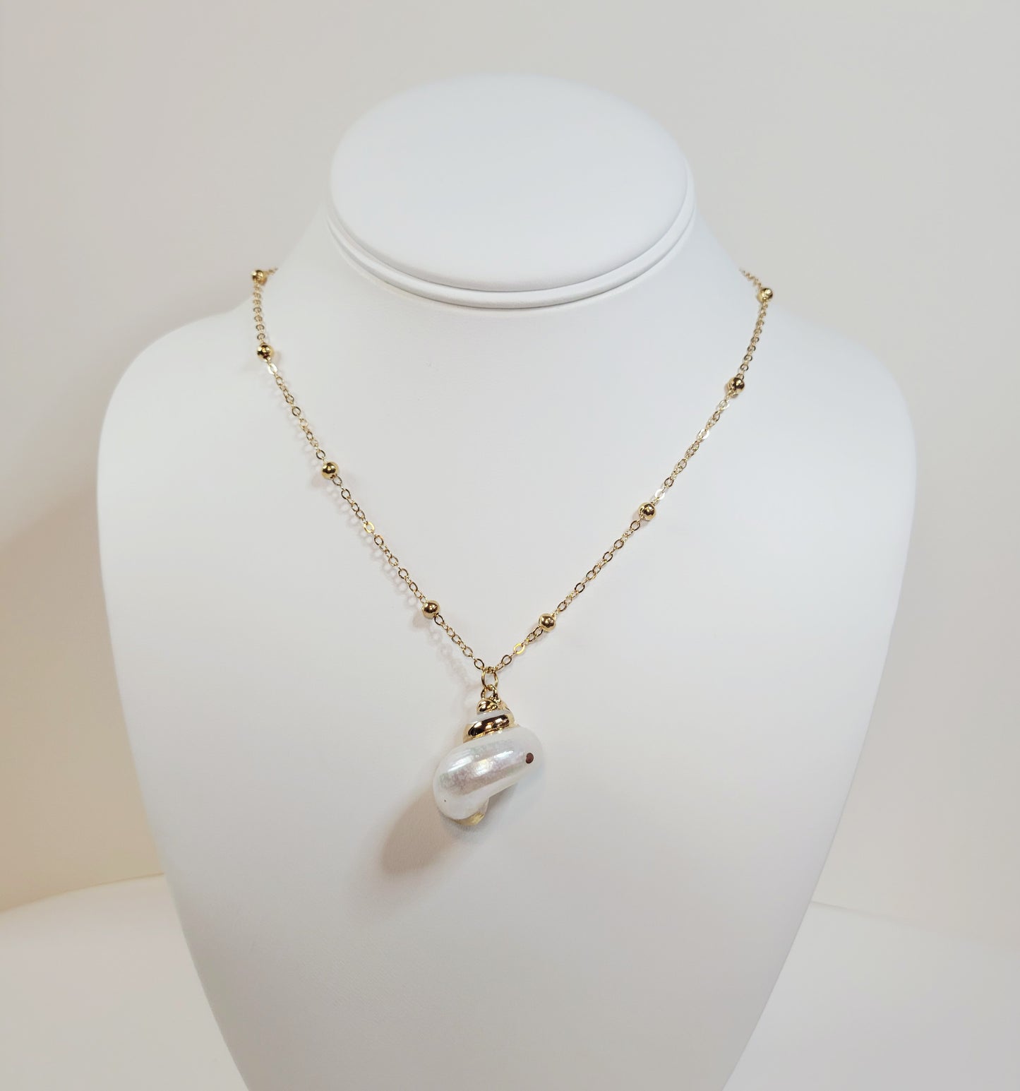 Shell Pendant Necklace. Gold-toned.