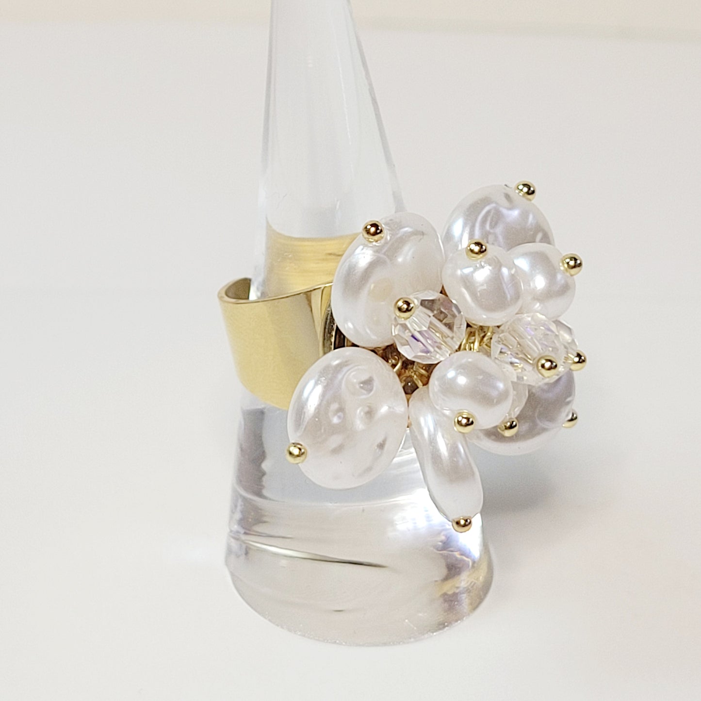 Flower Crystal and Faux Pearls Ring. Gold plated stainless steel.