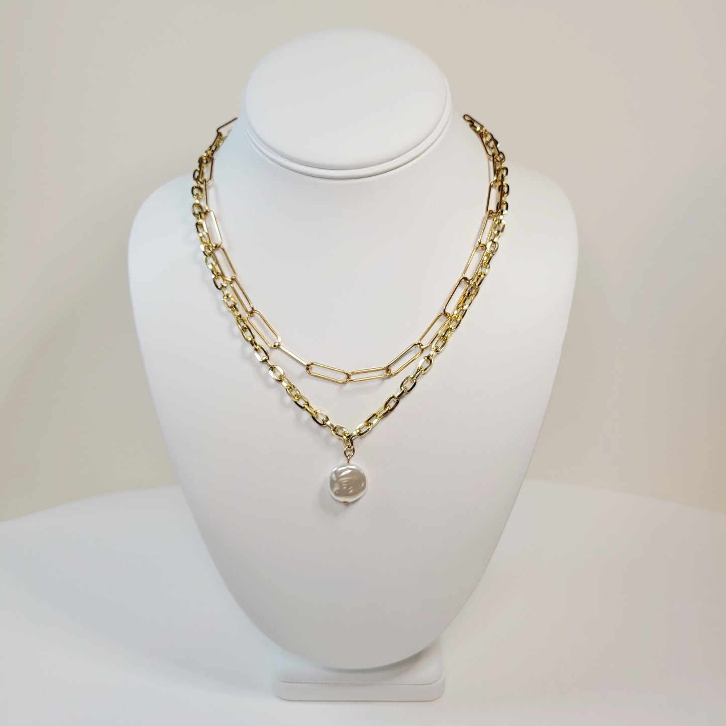 Geometric Layered Faux Pearl Necklace. Gold toned.