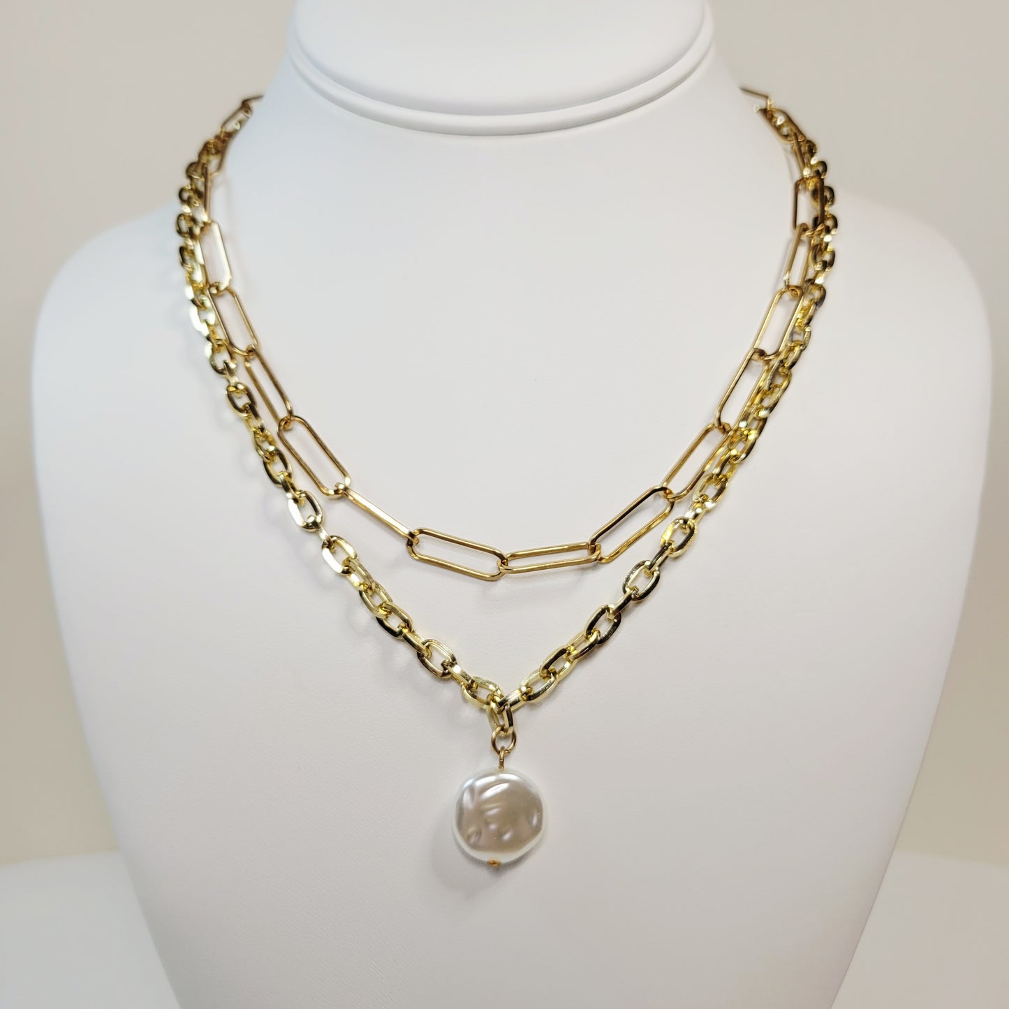 Geometric Layered Faux Pearl Necklace. Gold toned.