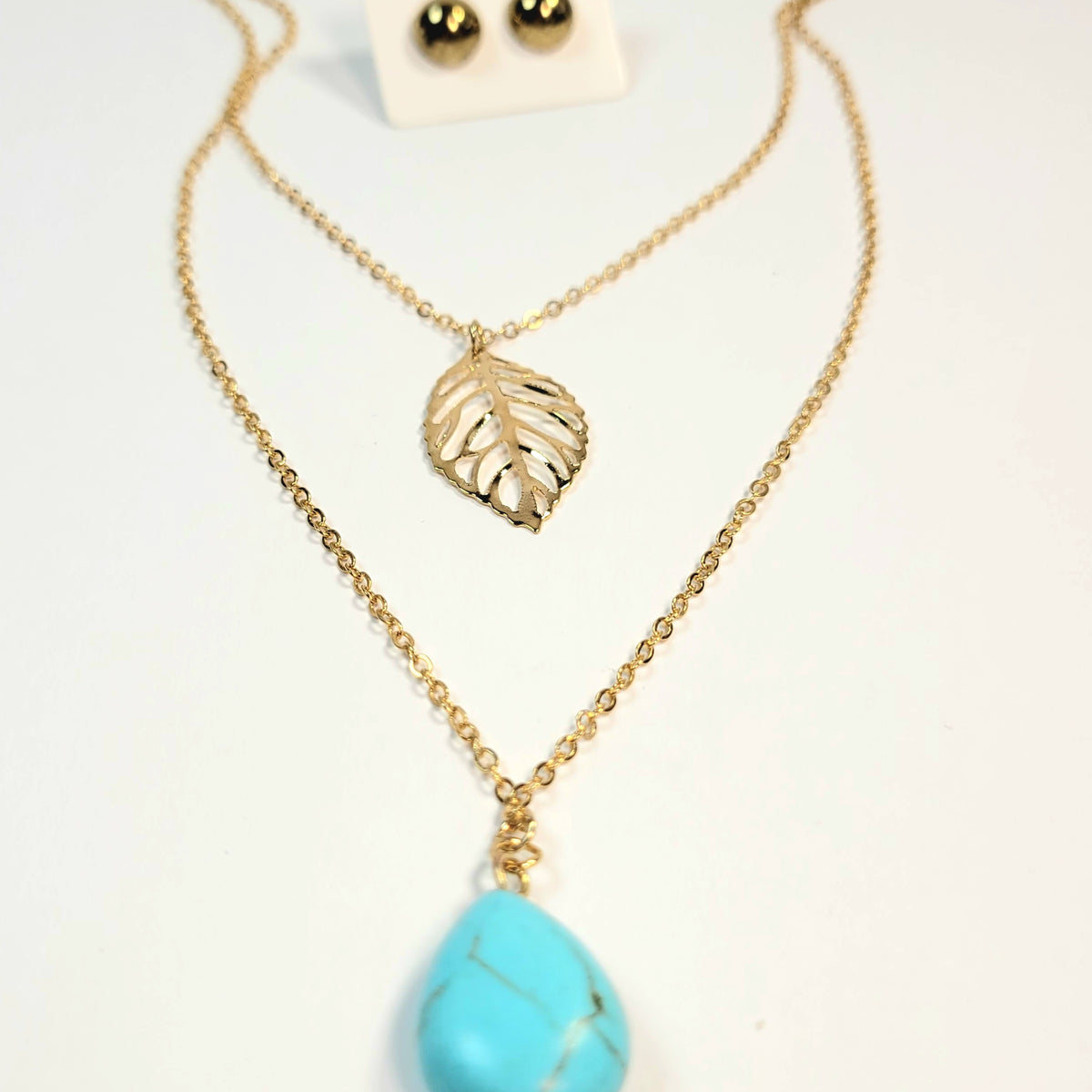 Turquoise and gold toned pendent, and stud earrings set.