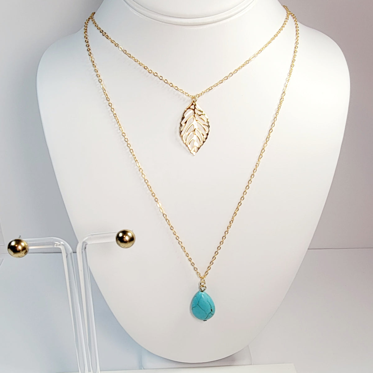 Turquoise and gold toned pendent, and stud earrings set.