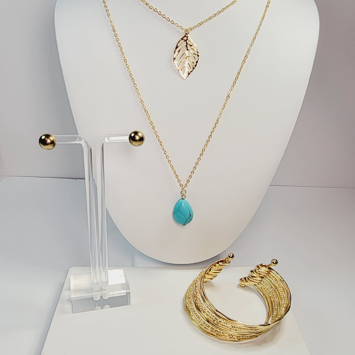 Turquoise and gold toned pendent, and stud earrings set.