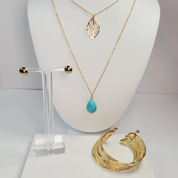 Turquoise and gold toned pendent, and stud earrings set.